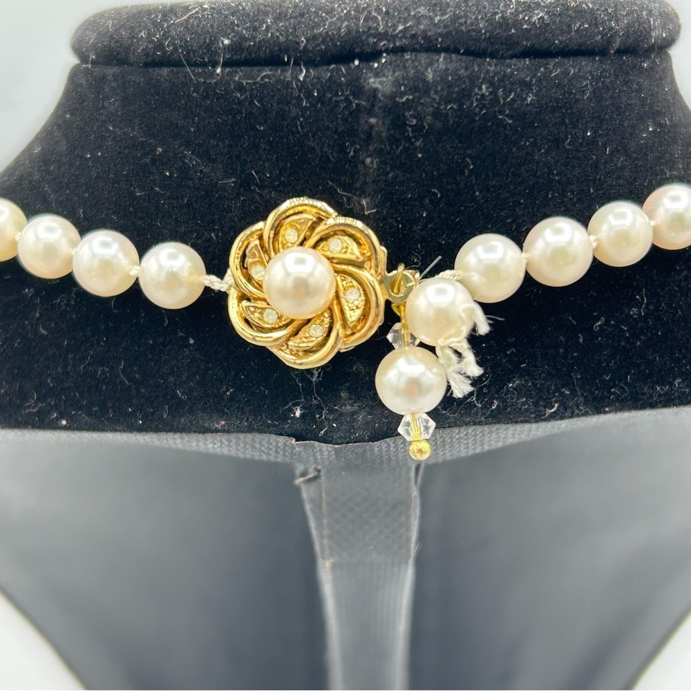Vintage Neumann Metall Faux Pearl Necklace Floral Gold Clasp 19 inches - Picture 2 of 16